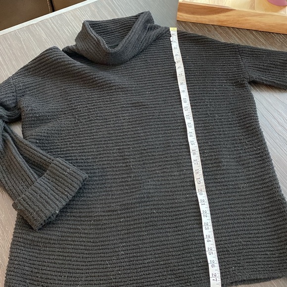 Pilcro ladies oversized sweater in size medium. - Picture 8 of 9